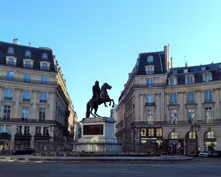 035 La statue équestre de Louis XIV a été érigée en 1822 au centre de la Place des Victoires. Cette place royale avait été édifiée sous Louis XIV en 1685 par Jules...