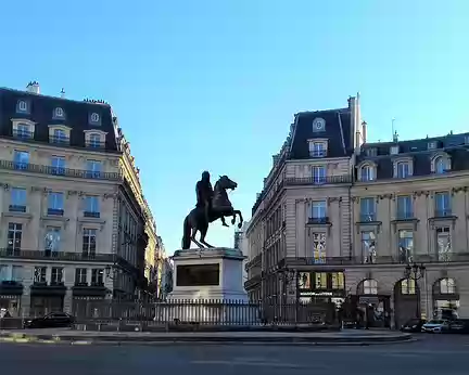 035 La statue équestre de Louis XIV a été érigée en 1822 au centre de la Place des Victoires. Cette place royale avait été édifiée sous Louis XIV en 1685 par Jules...