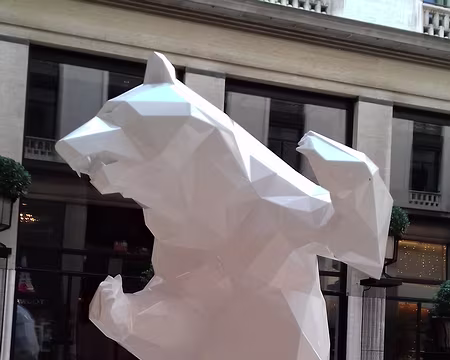 041 L’Ours, œuvre de l’artiste Richard Orlinski, dans la Cour Vendôme