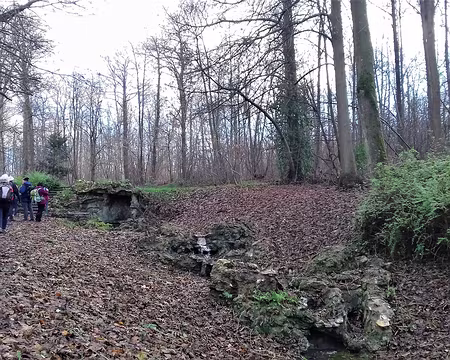 040 Ces bassins, au nombre de quatorze, étaient alimentés par une série de cascades artificielles