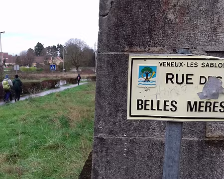 002 La rue des Belles Mères à Veneux-les-Sablons, et le blason de la ville