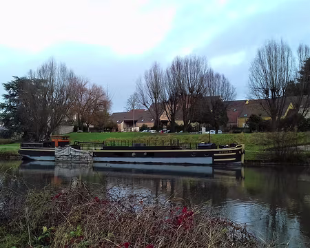 005 Péniche sur le Loing à Saint-Mammès vue depuis la rive gauche