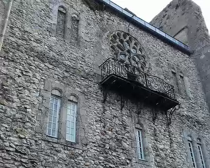 017 Vestiges du donjon de Moret (XIIème siècle) partiellement détruit à la Révolution, restauré et remanié aux XIX-XXème siècles. La rosace (XVème siècle) provient...