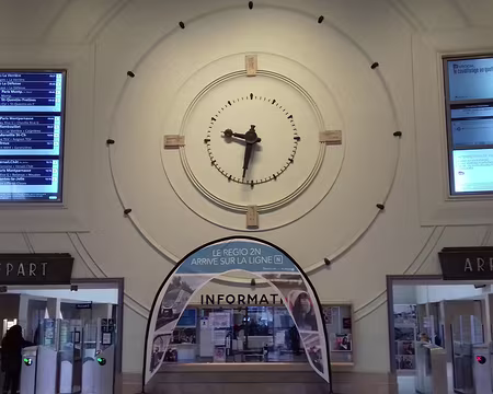001 Départ de la gare de Versailles-Chantiers par la Porte de Buc pour une traversée de la Forêt domaniale de Versailles jusqu’à Saint-Cyr-L’Ecole