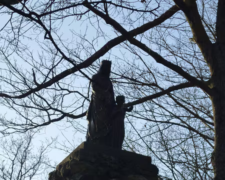 P1140668 Vierge à l'enfant dominant la vallée de la Bièvre