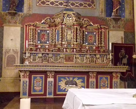 014 son maître-hôtel (XVIIème siècle), en bois peint rouge et or, provenant d’un couvent de Cordeliers, …