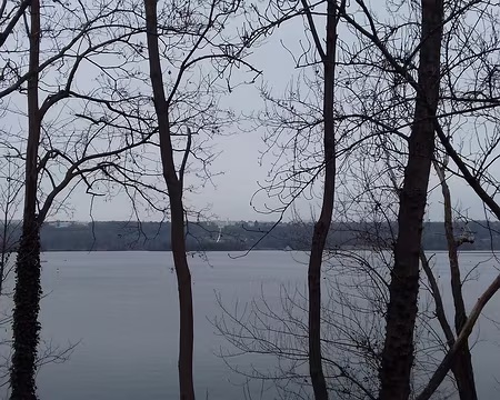 020 L’un des six plans d’eau de la base de plein air de Cergy-Pontoise (250 ha). Aménagée dans un méandre de l’Oise, à l’emplacement d’anciennes gravières, sur les...