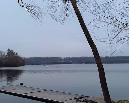021 Au loin, l’Axe majeur de la ville nouvelle, avec son escalier monumental, créé par l’artiste D. Karavan (1980)