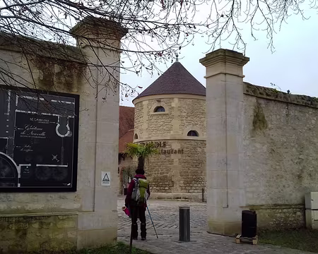 032 Le mur d’enceinte du domaine
