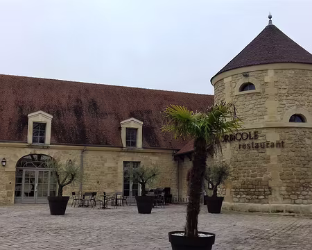 033 Le colombier, au centre de la ferme du château, abrite un restaurant, et le château une maison de retraite