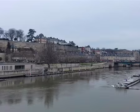 049 Le centre ancien de Pontoise, construit sur un éperon rocheux, le mont Bélien, était entouré de remparts partiellement conservés