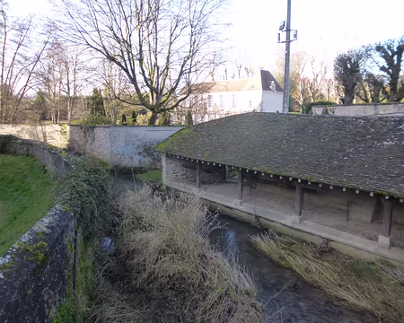 P1140674 Lavoir sur le ru de la Fosse aux coqs, près de la Collégiale