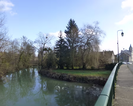 P1140683 Le Grand Morin à Guérard et l'église Saint-Georges