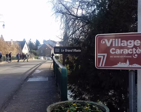 023 Arrivée au village par la Grande Rue et le pont sur le Grand Morin