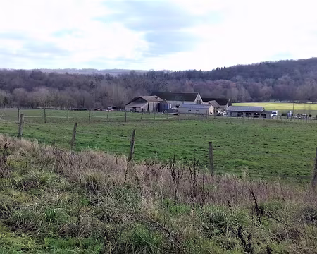 035 Une ferme entre bois et prairies