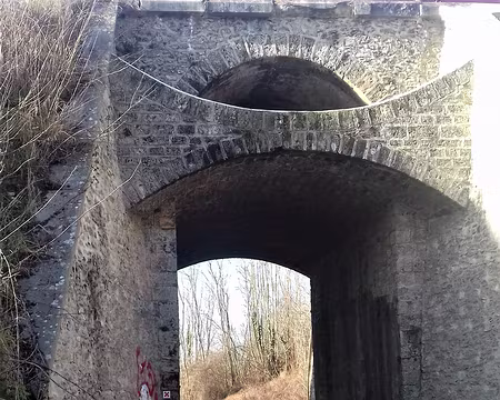 043 Pont-viaduc ferroviaire au-dessus du GR 1