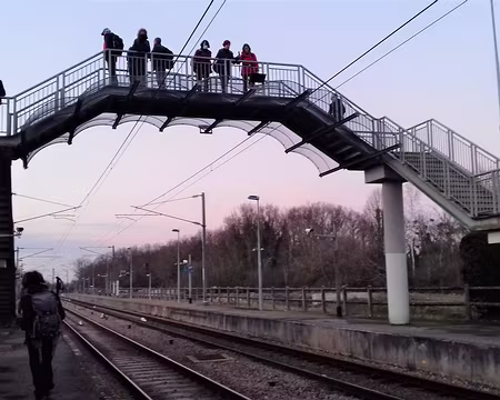 050 Hésitations à la gare de Mortcerf : pour Paris, c’est la voie 1 ou la voie 2 ? Merci Marylise pour cette belle randonnée ensoleillée en Pays créçois