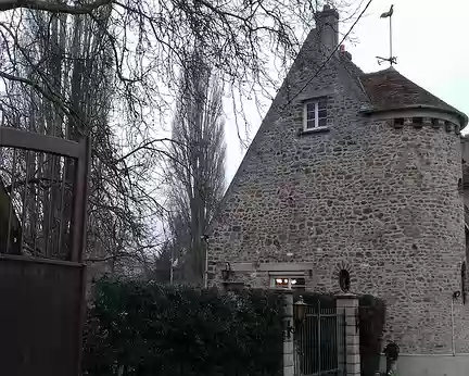 005 L’ancien moulin à farine de Trévoix (XVIIIème siècle) près de la Rémarde. Restauré en 1949, c’est aujourd’hui une habitation