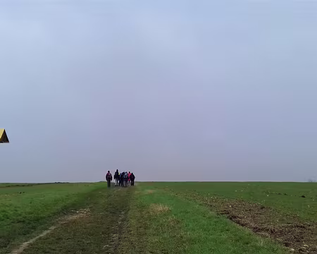 028 Chemin en pente douce au milieu des champs, le long du gazoduc