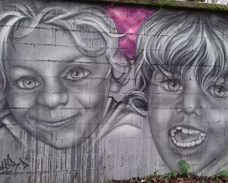 042 et des enfants rieurs, sur le mur d’enceinte du domaine de Bruyères-le-Châtel