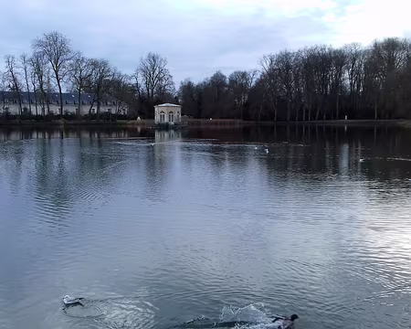 048 L’étang aux Carpes (4 ha) et le pavillon octogonal construit sur une île par l’architecte Louis Le Vau sous le règne de Louis XIV, restauré sous Napoléon Ier