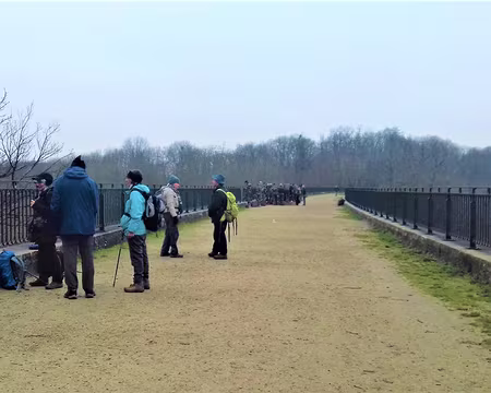 028 Pique-nique sur le viaduc pour nous, sous le viaduc pour les militaires
