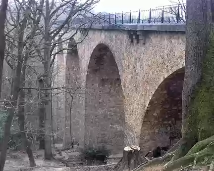 029 Douze arches en pierre meulière composent ce viaduc. Utilisé par les Allemands pendant la Seconde guerre mondiale, il fut bombardé par les alliés en juin 1944....
