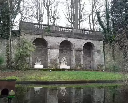 002 Vestiges de l’ancien château d’Issy (aujourd’hui disparu) dans le parc Henri Barbusse. Ce domaine était la propriété du prince de Conti. Parc dessiné par André...