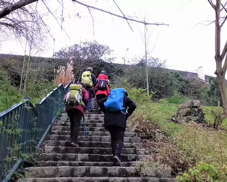 010 L’un des nombreux escaliers qui ponctuent la randonnée