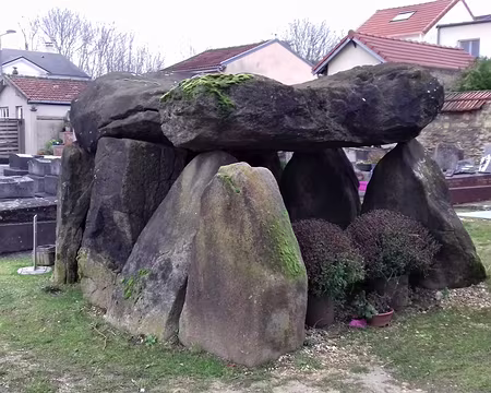 015 Le dolmen de Ker-Han, sépulture de la famille Piketty, dans le cimetière des Longs Réages à Meudon. Il a été transporté depuis le Morbihan (Saint-Philibert,...