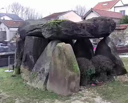 015 Le dolmen de Ker-Han, sépulture de la famille Piketty, dans le cimetière des Longs Réages à Meudon. Il a été transporté depuis le Morbihan (Saint-Philibert,...