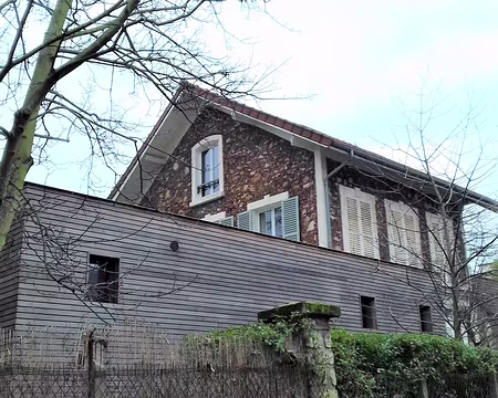 018 et sa voisine, plus traditionnelle, en meulière