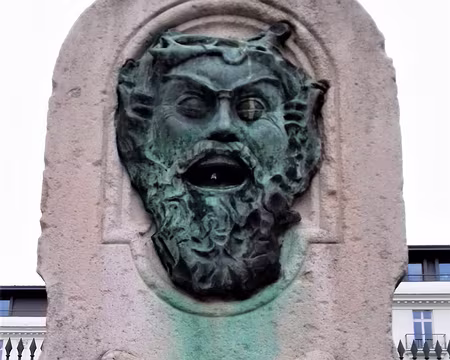 020 Vestige de l’ancien château royal de Bellevue (aujourd’hui disparu), propriété de la marquise de Pompadour, sur la place Aristide Briand à Meudon. Autrefois...