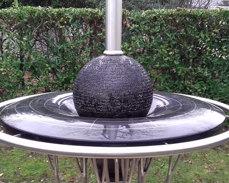 025 Détail du monument «Un vent de liberté», érigé dans le parc de Brimborion (Sèvres) en hommage aux victimes des attentats du 13 novembre 2015 à Paris