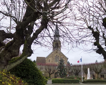 P1140596 Eglise St-Germain-de-l'Auxerre, en pierre meulière, de style roman datant du XIIIè s., Coignières