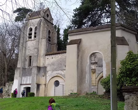 024 L’église Renaissance et son clocher en bâtière. Abandonnée en 1806, remise en service en 1840, le toit de la nef s’est effondré en 1955.
