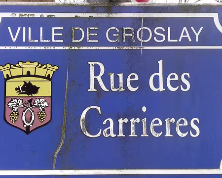 048 La rue des Carrières et les armoiries de la ville