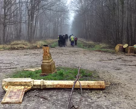 005 Poteau indicateur brisé