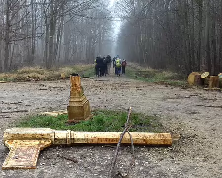 005 Poteau indicateur brisé