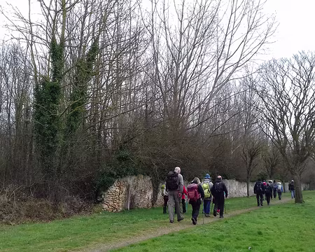 020 A la sortie du village, le parc de Ferrières (125 ha) est entouré par un long mur d’enceinte