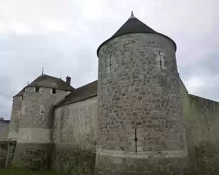 P1140714 Architecture militaire du château de Dourdan construit au XIIIè s. à la demande de Philippe-Auguste. Merci à Hélène.