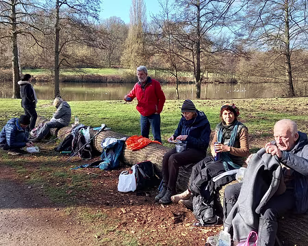 06 Partage de diverses douceurs à la pause.