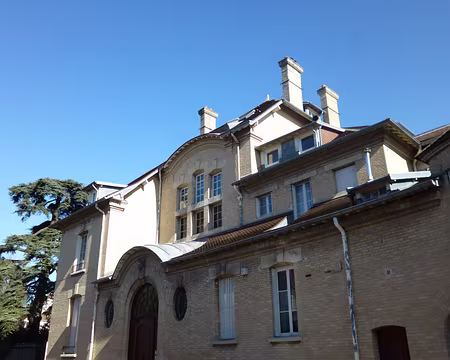 P1140746 Villa conçue en 1919 par l'architecte G. Benezech et agrémentée du Jardin Stern, Saint-Cloud