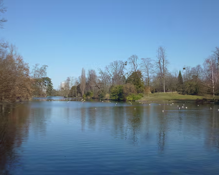 P1140759 Au loin, la tour de la Porte Maillot (1974) 137 mètres de haut.