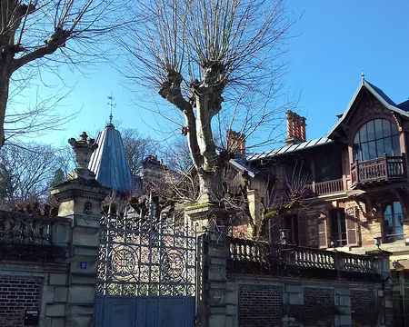 017 Arrivée à Marnes-la-Coquette, commune la moins peuplée des Hauts-de-Seine, située entre la forêt de Fausses Reposes et le parc de Saint-Cloud