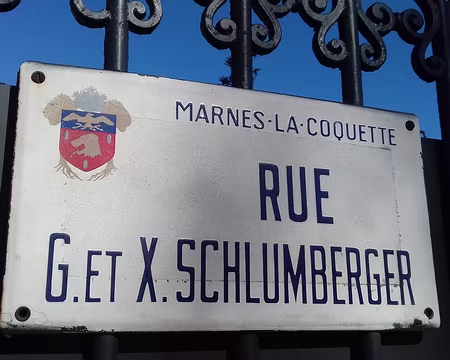 018 La rue Schlumberger et le blason de la commune : un chien enragé (pour Pasteur qui avait un laboratoire à Marnes-la-Coquette), l’Aigle impérial (pour Napoléon...