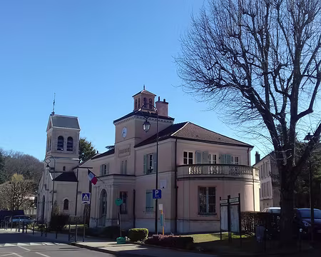 019 La mairie (1849) et l’église Sainte-Eugénie (1859), ainsi dénommée en l’honneur de l’impératrice, a été construite sous le Second Empire