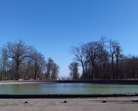 028 Le Bassin de la Grande Gerbe, dessiné par Le Nôtre dans la grande perspective est-ouest, est le plus élevé (94 m) et le plus grand de tous les bassins du parc
