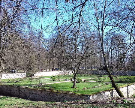 030 Jardin clos dans le parc