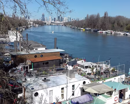 042 Péniches sur la Seine à Saint-Cloud. Au loin, les tours de La Défense